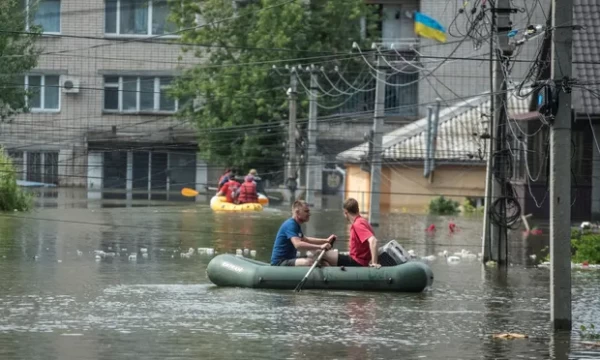 Hersoni elanikud üleujutatud linnatänavatel. Foto: Reuters - pics/2023/06/60290_001_t.webp