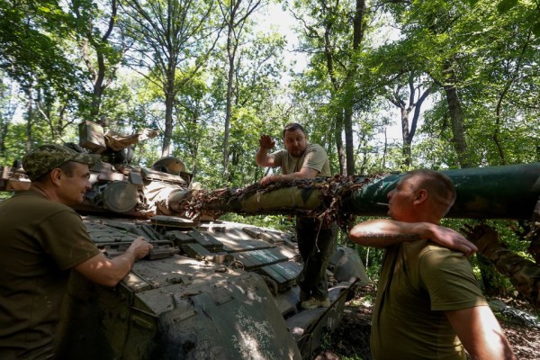 Ukraina sõdurid venelastelt ülevõetud T-80 tankiga Bahmuti lähedal. 19. juuni, 2023. Radio Free Europe/Radio Liberty/Serhii Nuzhnenko - pics/2023/06/60318_001_t.jpg