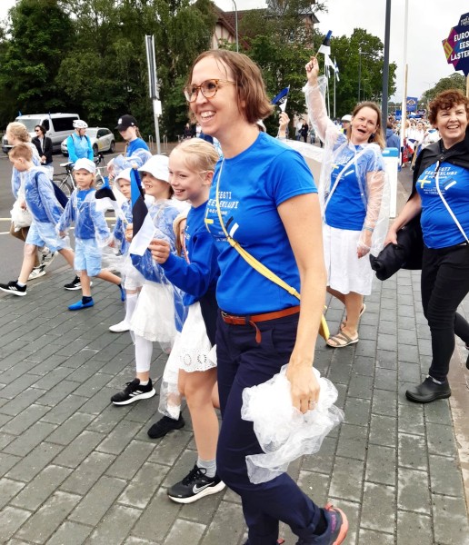 Göteborgi Eesti keeleklubi mudilaskoor õpetajate ja saatjatega rongkäigus teel lauluväljakule. Foto: Evi Lepik - pics/2023/07/60350_002_t.jpg