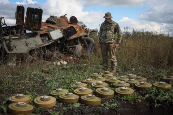Ukraina sõjaväelane uurib miine. Ukraina, 4. september 2022. Foto: REUTERS/GLEB GARANICH) - pics/2023/07/60369_001_t.webp