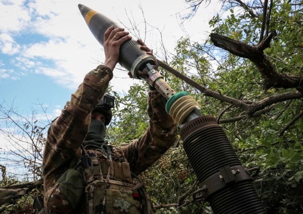 Ukraina sõjaväelane miinipildujat laadimas Bahmuti lähedal 13. juuni, 2023. Sofiia Gatilova/File Photo - pics/2023/07/60387_001_t.jpg