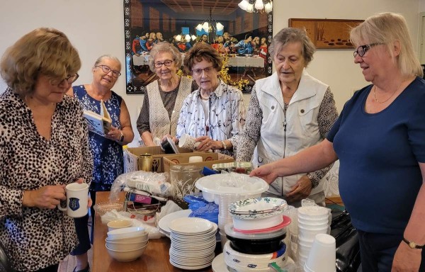 The Ladies Guild supplied the hungry crew with plenty of hot coffee, cool drinks, sandwiches, and home baking - pics/2023/07/60390_003_t.jpg