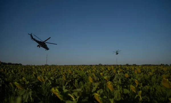 Ukraina helikpter lendamas Ukraina idaosas. Foto: Bram Janssen/AP - pics/2023/08/60441_001_t.webp