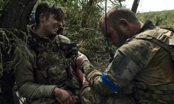 Ukraina 3nda ründebrigaadi sõdur annab esmaabi Bahmuti lähedal. Foto: LIBKOS/AP - pics/2023/09/60482_001_t.webp