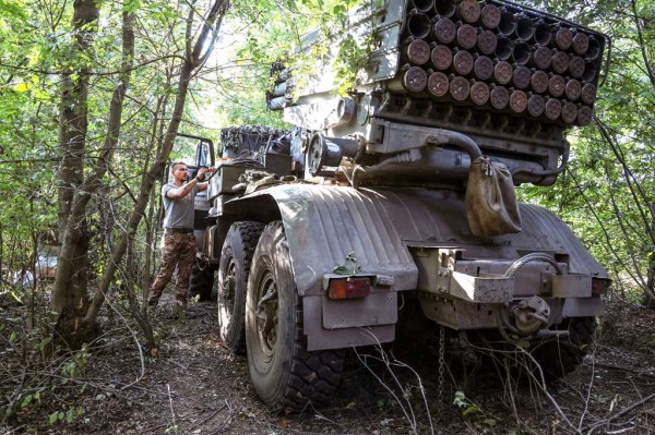 Ukraina sõdur kontrollib BM-21 Grad raketiheitjat - pics/2023/09/60513_002_t.jpg