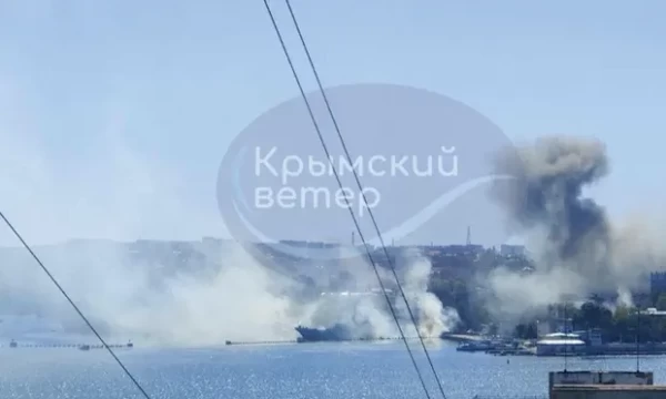 Suits tõuseb Venemaa Musta mere laevastiku staabist. Foto: Kuvatõmmis - pics/2023/09/60518_001_t.webp