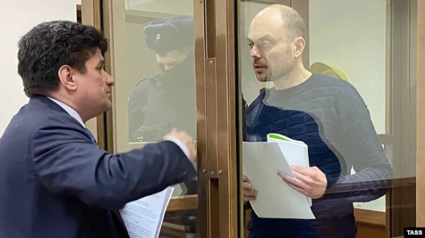 Vladimir Kara-Murza (paremal) ja tema advokaat, Vadim Prokhorov, kohtus, 6. märts, 2023 - pics/2023/09/60524_001_t.webp