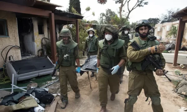 Iisraeli sõdurid eemaldavad tapetud juute Kfar Aza kibutsis. Foto: Amir Levy/Getty Images - pics/2023/10/60569_001_t.webp