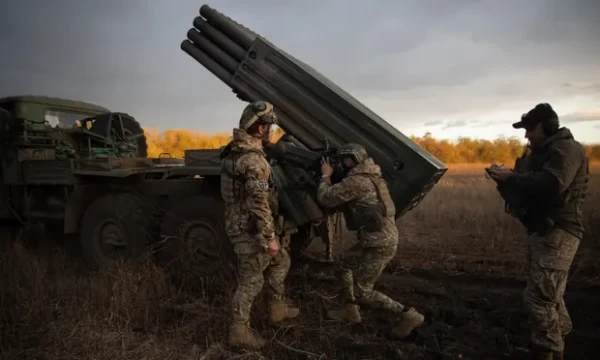 Ukraina sõdurid sättimas 9К55 "Grad-1" mitmikraketiheitjat Donetski oblastis.Foto: Global Images Ukraine/Getty Images - pics/2023/10/60571_001_t.webp