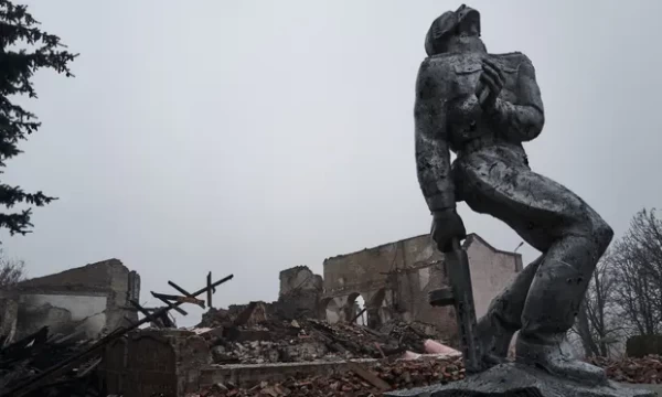 Nõukogude sõduri monument purustatud Avdiijika kultuurimaja ees. Getty Images. - pics/2023/10/60598_001_t.webp