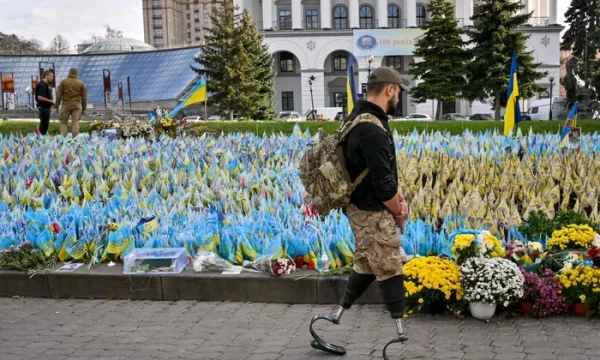 Ukraina sõdur jalutab mööda Ukraina lippudest, mis sümboliseerivad hukkunud sõdureid, Iseseisvuses väljak, Kiiev. Foto: Sergei Supinsky/AFP/Getty Image - pics/2023/10/60604_001_t.webp