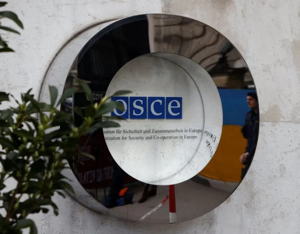 OSCE märk Hofburg Palace ees Viinis, Austria, 23. veebruaril, 2023. Foto: Leonhard Foeger - pics/2023/11/60662_001_t.webp