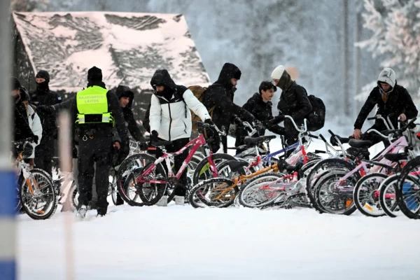 Migrandid Salla piiripunktis, Soome - Vene piiril. Foto: Jussi Nukari/Lehtikuva/The Associated Press) - pics/2023/11/60665_001_t.webp