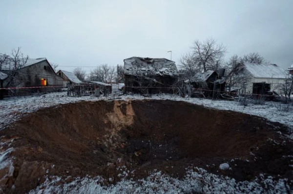 Vene raketi plahvatusest tekkinud kraater Ukrainas, 11. dets, 2023. Foto: REUTERS/Valentyn Ogirenko - pics/2023/12/60692_001_t.jpg
