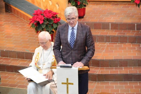 vasakul õpetaja Peeter Vanker, paremal koguduse juhatuse liige Toomas Trei - pics/2023/12/60728_020_t.jpg