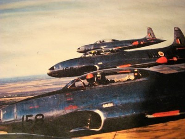 1958. aasta suvi: T-33 tüüpi lennukid Saskatchewani kohal. Lendur-ohvitser Sannu Mölder on punase kiivri all. FOTO: ERAKOGU - pics/2023/12/60735_001_t.jpg