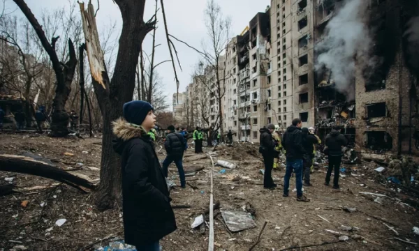 Elanikud vaatavad Venemaa pommitamise läbi kahjustatud elumaja. Global Images Ukraine/Getty Images - pics/2024/01/60742_001_t.webp