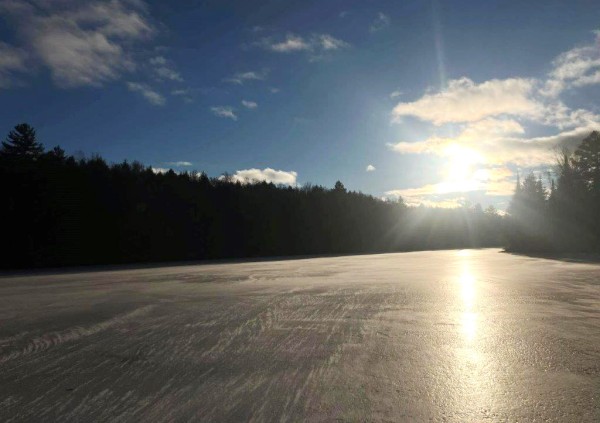 Uue aasta esimese päikseloojangu eelne tund jäisel Orujärvel Muskokas. Jõulujärgsed päevad olid toonud veekihi jääle, kuid kolm päeva oli olnud taas pidevalt mõned kraadid alla nulli. Pildistamise hetk oli kell 15.40 ning päike loojus kelll 16.44 edelas (237° SW). Päevavalgust oli 1. jaanuaril Kotkajärvel kokku 8 tundi ja 48 minutit. Tallinnas seevastu loojus päike uusaasta päeval kell 15.30 (222° edelas) ja päevavalgust oli kokku 6 tundi ja 12 minutit. Sõna pakane siia ei sobi, kuid Tallinnas oli sel hetkel -13 ja Virumaal -20°C. Foto: Suvi Mari Sillak - pics/2024/01/60750_002_t.jpg