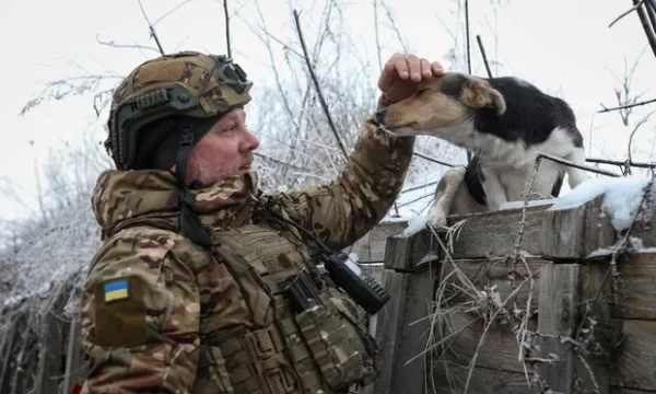 Ukraina sõjaväelane koeraga Harkivi lähedal. Foto: Reuters - pics/2024/01/60758_001_t.webp