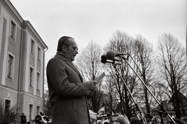 Iseseisvuspäev 1989, Pika Hermanni torni heisatakse taas rahvuslipp. Kõneleb Vaino VäljasFoto: Erich Norman - pics/2024/01/60772_001_t.jpg