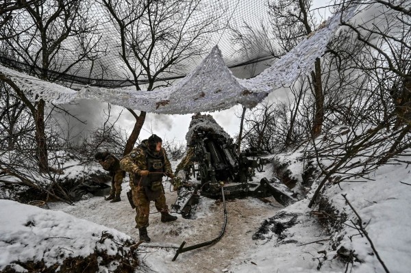 Ukraina sõjaväelane M777 haubitsa juures Ukraina lõunarindel, 14, jaanuar.  REUTERS/Stringer - pics/2024/01/60788_004_t.jpg