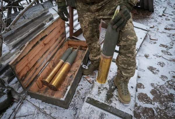 Ukraina sõjaväelane valmistub L119 haubitsast tulistama Bahmuti lähedal. 25. jaanuar, 2024. REUTERS/Inna Varenytsia - pics/2024/01/60793_001.jpg