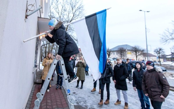 Üks neist majadest, mille peal Eesti lipp lehvis eesti kirjanduse päeval, oli Jõhvi kesk/raamatu/kogu. Lipu heiskamise tseremoonial osalesid ka Jõhvi põhi/kooli (elementary school) õpilased. 6. klassi poiss Marten Virkebau ronis lipuga mööda redelit üles ja sättis sini/must/valge raamatu/kogu külge. 30. jaanuar on ka eesti laste/kirjanduse koos/lugemise päev. Raamatu/kogu üks juht jagas (shared) kooli/lastele ka NIPPI (hint, tip), kuidas aru saada, kas üks või teine raamat on hea: ,,Tuleb lihtsalt lugema hakata!“ Foto: Matti Kämärä, Põhja/rannik - pics/2024/02/60804_002_t.jpg