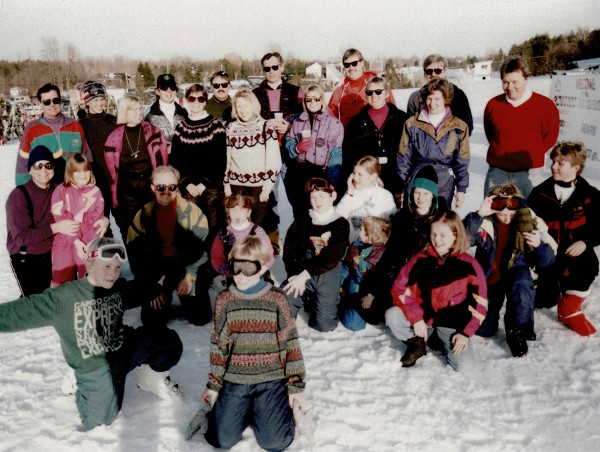 Juuresolev foto pärineb aastast 1992 – esimesest suusapäevast. Pildil on: Esimene rida põlvedel (vas.): Andres Raud, Erik Allas; teine rida põlvedel (vas.): Andres Paara, Karina Toome, Tiit Paara, Laani Trei, Kaili Toome, Robert Koger, Andres Meri, Laine Meri, Andres Virro, Robi Trei; kolmas seistes (vas.): Tõnu Toome, Mai-Liis Toome, Ellen Allas, Riina Hess, Linda Sildva, Marje Virro, Ana Meri, Allan Hess; viimane rida seistes (vas.): Mikk Toome, Raoul Langvee, Rein Raud, Jaan Meri, Thomas Koger, Ain Allas. Foto: erakogu
 - pics/2024/02/60825_001_t.jpg