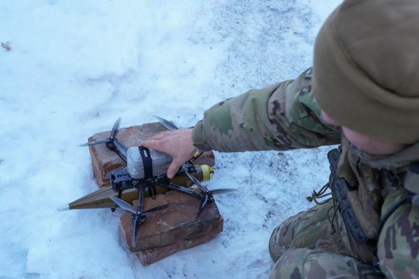 Ukraina sõjaväelane FPV drooniga Horlivka juures, donetski oblast, 17. jaanuar, 2024. Foto: REUTERS/Inna Varenytsia - pics/2024/02/60839_002_t.jpg