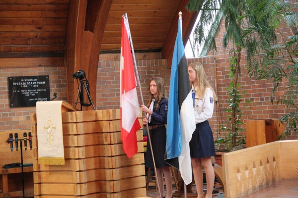 Lipuvalves olid Tuuli Leivat ja Eila Uukkivi koos Välis-Eesti Gaidide Liidu peagaidiga Ingrid Küttiga. - pics/2024/02/60851_020_t.jpg