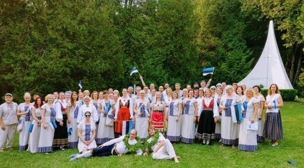 Estonian National Public Mixed Choir in front of Seedrioru's monument (erected 1959) commemorating all those who lost their lives in defense of Estonia's freedom - pics/2024/02/60858_001_t.jpg