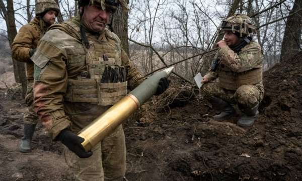 Ukraina sõdurid Briti habitsa L119 juures. Foto: Scott Peterson/Getty Images - pics/2024/03/60868_001_t.jpg