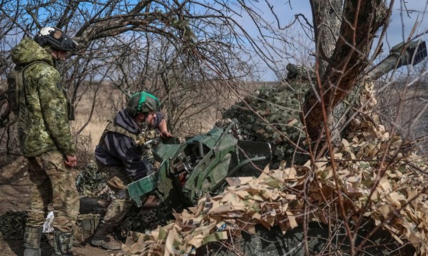 Ukraina sõdurid suurtükiga Bahmuti lähedal. Foto: Oleksandr Ratushniak/Reuters - pics/2024/03/60882_001_t.jpg