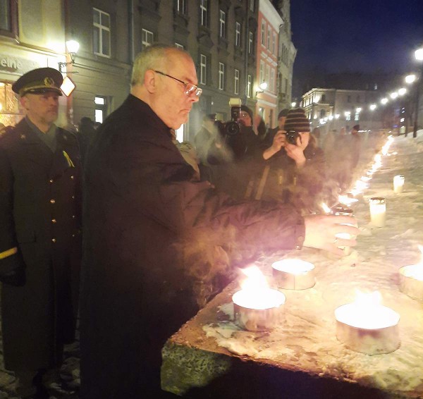 President Alar Karis Harju tänaval küünalt süütamas. Foto: Peep Pillak - pics/2024/03/60885_002_t.jpg