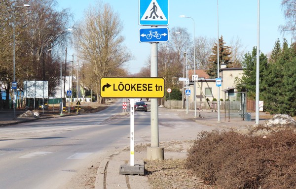 Foto on jäädvustatud möödunud nädalal 12. linnu/kuul Linnu teel Tallinnas. Tegemist on ajutise ja erand/korralise tähisega, tõe/näoliselt juhatamaks (muu/seas) saabuvate ränd/lindude tähele/panu: „Lõokesed (larks), teie tänav (lennu/tee) asub siit paremale.“ Kõige/pealt on lühike sööst mööda haraka (magpie’s) tänavat ja siis tuleb vastu lõoke(se). Foto: Riina Kindlam - pics/2024/03/60908_001_t.jpg