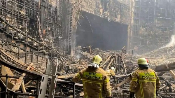 Venemaa päästeteenistuse töötajad põlenud Crocusi kontsertsaali juures pärast terrorirünnakut. - pics/2024/03/60913_001_t.jpg