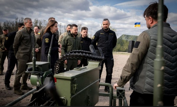 Ukraina president Zelenskiy inspekteerimas armee relvastust. Foto: Ukraina presidendi kantselei. - pics/2024/04/60952_001_t.jpg