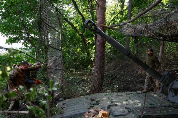 Ukraina sõjaväelased panevad terasvõrku üle 2S1 Gvozdika haubitsa, Harkovi oblastis, 16. mai, 2024. Foto: Valentyn Ogirenko - pics/2024/05/61016_001.jpg