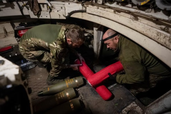 Ukrainian sõjaväelased M109 haubitsas mürske laadimas. Harkivi oblast, 20. mai, 2024. Inna Varenytsia - pics/2024/05/61019_001.jpg